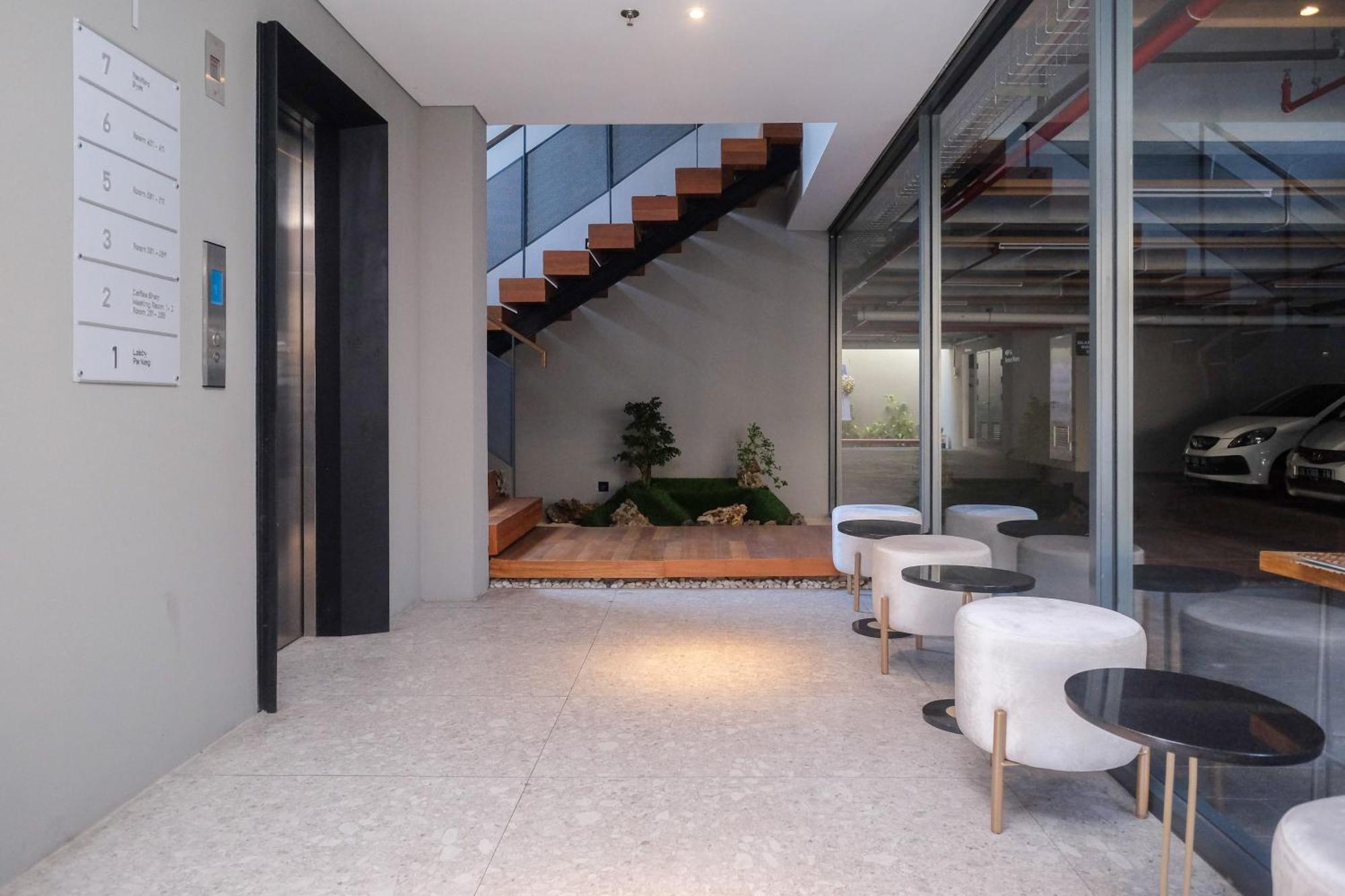 Sans Hotel Rg Living Jogja By Reddoorz Pakualaman Exterior photo