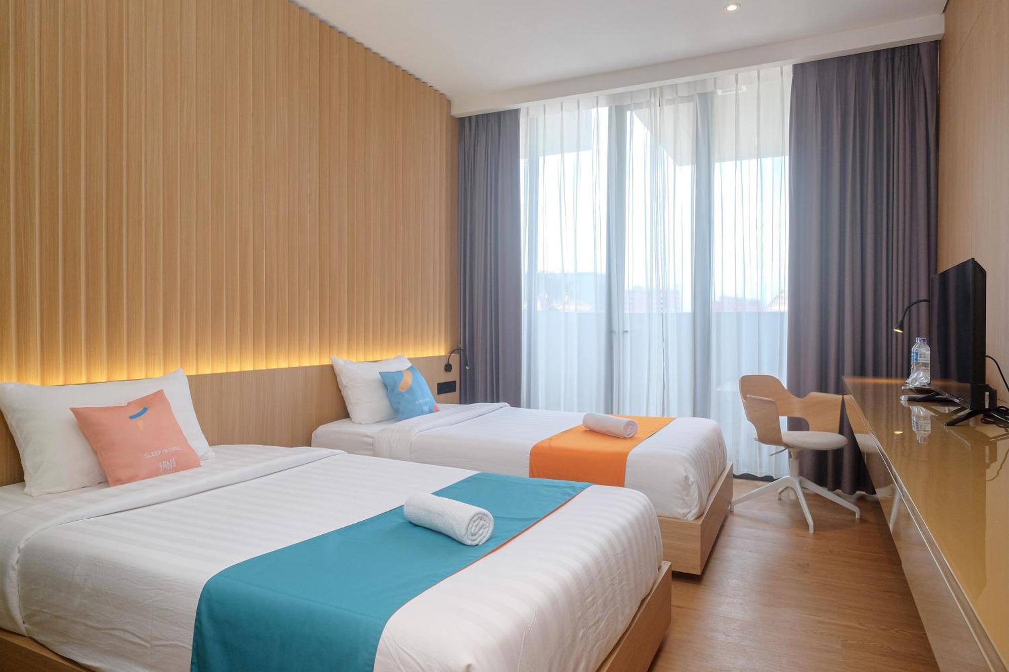 Sans Hotel Rg Living Jogja By Reddoorz Pakualaman Exterior photo